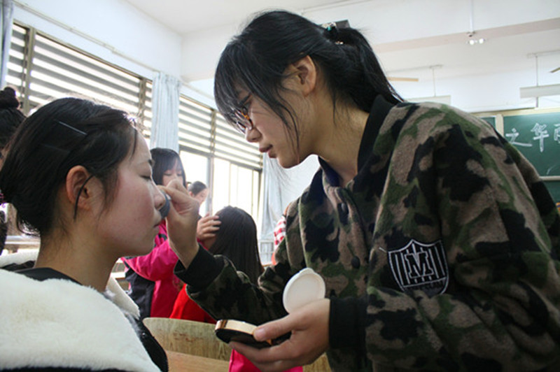 图为同学们化妆时场景 记者 徐耘 摄_副本.jpg