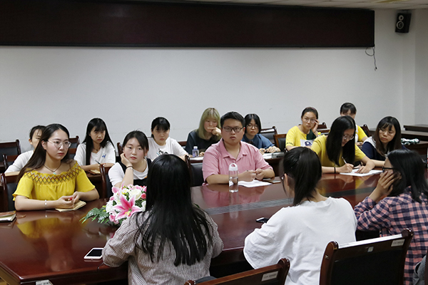 6月13日 文学院与beat365亚洲体育在线官网记者团交流会 秦润东 (8).JPG 6月13日 文学院与beat365亚洲体育在线官网记者团交流会 秦润东 (8).JPG