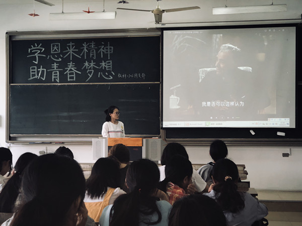 图为“陈悦同学为大家播放周总理生前相关视频”，邓铭煜摄_副本.jpg